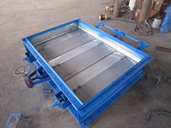 Desulfurization flue gas baffle door